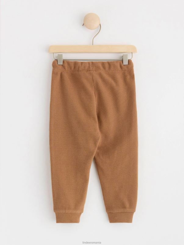 îmbrăcăminte VHZ2F4022 joggeri cu aplicatii bebelus bej închis praf Lindex